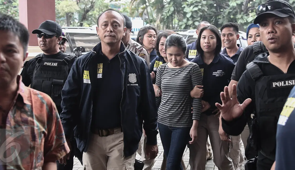 Tersangka kasus pembunuhan Wayan Mirna Salihin, Jessica Kumala Wongso tiba di Kejaksaan Negeri (Kejari) Jakarta Pusat, Jumat (27/5). Kedatangan Jessica Wongso mendapat kawalan ketat dari aparat kepolisian Polda Metro Jaya. (Liputan6.com/Faizal Fanani)