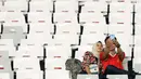 Suporter tim Garuda berswafoto usai menyaksikan laga Timnas Indonesia melawan Timor Leste pada penyisihan grup B Piala AFF 2018 di Stadion GBK, Jakarta, Selasa (13/11). Indonesia unggul 3-1. (Liputan6.com/Helmi Fithriansyah)