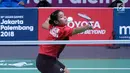 Tunggal putri Indonesia, Gregoria Mariska Tunjung mengembalikan kok ke arah pemain Jepang, Akana Yamaguchi pada semifinal Bulutangkis Beregu Putri Asian Games 2018 di Jakarta, Selasa (21/8). (Liputan6.com/Helmi Fithriansyah)