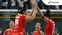 Pemain Jakarta Pertamina Enduro Jordan Thompson dan rekannya berselebrasi saat melawan Jakarta Electric PLN pada laga final four PLN Mobile Proliga 2025 di GOR Jayabaya, Kediri, Kamis (17/4). (foto: instagram @jpevolley)