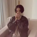 Fashion Yoona SNSD Padu Padan Jaket Kulit dan Hoodie Bernuansa Musim Gugur