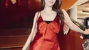 Cassandra Lee tampil anggun dengan busana merah. Tahun ini ia merayakan Natal bersama pacar,Ryukan Lie. [Instagram.com/cassandraslee]