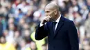 Pelatih Real Madrid, Zinedine Zidane terlihat serius menyaksikan anak asuhnya berlaga pada lanjutan La Liga Spanyol pekan ke-26 di Stadion Santiago Bernabeu, Sabtu (27/2/2016) Malam WIB.  (REUTERS/Juan Medina)