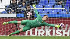 Marc-Andre Ter Stegen merupakan kiper asal Jerman yang saat ini dipercaya di bawah mistar Barcelona. Ter Stegen tercatat sudah mengoleksi penampilan sebanyak 280 kali bersama Blaugrana dan saat ini nilai pasarnya sebesar 60 juta euro. (AFP/Miguel Riopa)