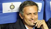 Inter Milan&#039;s Portuguese coach Jose Mourinho reacts during his team&#039;s Italian Serie A match against Catania at San Siro Stadium in Milan on September 13, 2008. AFP PHOTO / Damien Meyer