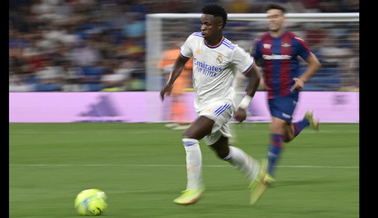 Vinicius juga tercatat mengirim dua operan kunci, sekali melakukan dribble sukses, dan empat kali memenangi duel dengan pemain lawan. (AFP/Javier Soriano)