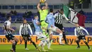 Penjaga gawang Lazio Pepe Reina menangkap bola saat melawan Udinese pada pertandingan sepak bola Coppa Italia di Olympic Stadium, Roma, Italia, 18 Januari 2021. Lazio menang dengan skor 1-0. (AP Photo/Andrew Medichini)