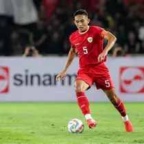 Bek sekaligus kapten Timnas Indonesia, Rizky Ridho menguasai bola saat menghadapi Vietnam pada laga Grup F kualifikasi Piala Dunia 2026 Zona Asia di Stadion Utama Gelora Bung Karno (SUGBK), Senayan, Jakarta, Kamis (21/3/2024). (Bola.com/Bagaskara Lazuardi)