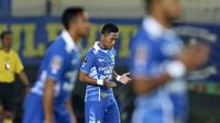 Pemain Persib, Tony Sucipto, berdoa sebelum bertanding melawan Pusamania Borneo FC dalam laga leg kedua perempatfinal Piala Presiden 2015 di Stadion Si Jalak Harupat, Bandung, Sabtu (26/9/2015). (Bola.com/Arief Bagus)