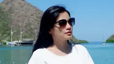 Dikenal artis yang lebih sering tampil casual dan simpel, penampilan Titi Kamal dengan kacamata hitam memang membuat dirinya semakin memesona. (Liputan6.com/IG/@titi_kamall)