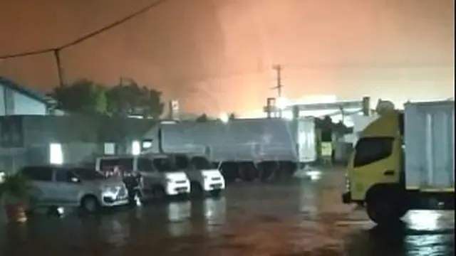 Kebakaran di kawasan Kilang Pertamina Cilacap itu terjadi di tangki 39 Paraxyline Pertamina Refenery Unit (RU) 4 Cilacap, Jumat malam (11/6/2021). (Foto: Istimewa)