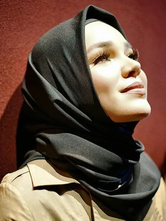 Dewi Sandra sempat 2 kali berganti kepercayaan. Dan hingga akhirnya ia memutuskan untuk menjadi mualaf. (Foto: instagram.com/dewisandra)