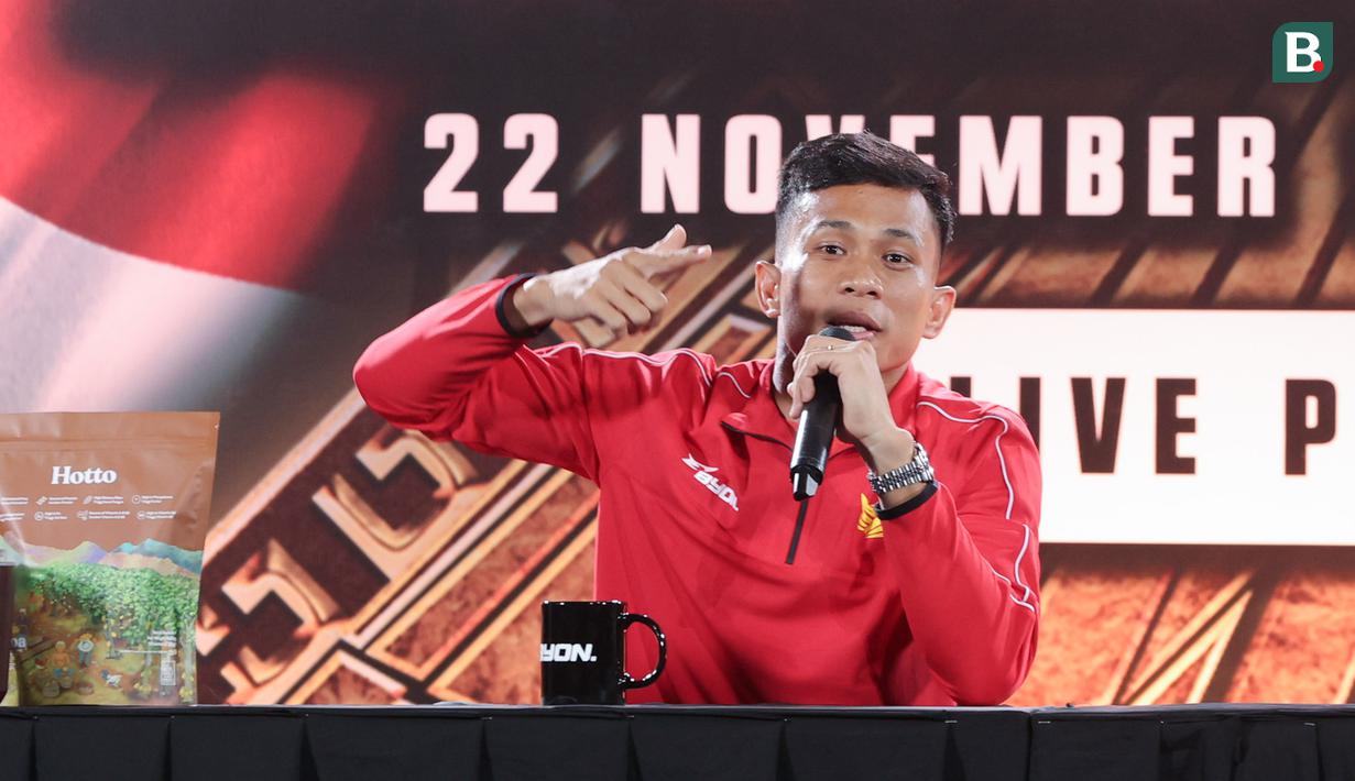 Petarung Indonesia, Ronal Siahaan, saat jumpa pers Byon Combat Showbiz Vol. 6: Indonesia vs Malaysia II di Tennis Indoor Senayan, Jakarta, Jumat (21/11/2025). (Bola.com/M Iqbal Ichsan)