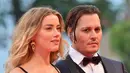 Amber Heard dan Johnny Depp  Mereka mulai berkencan setelah pertemuan pertama di lokasi syuting The Rum Diary tahun 2011. (AFP/Bintang.com)