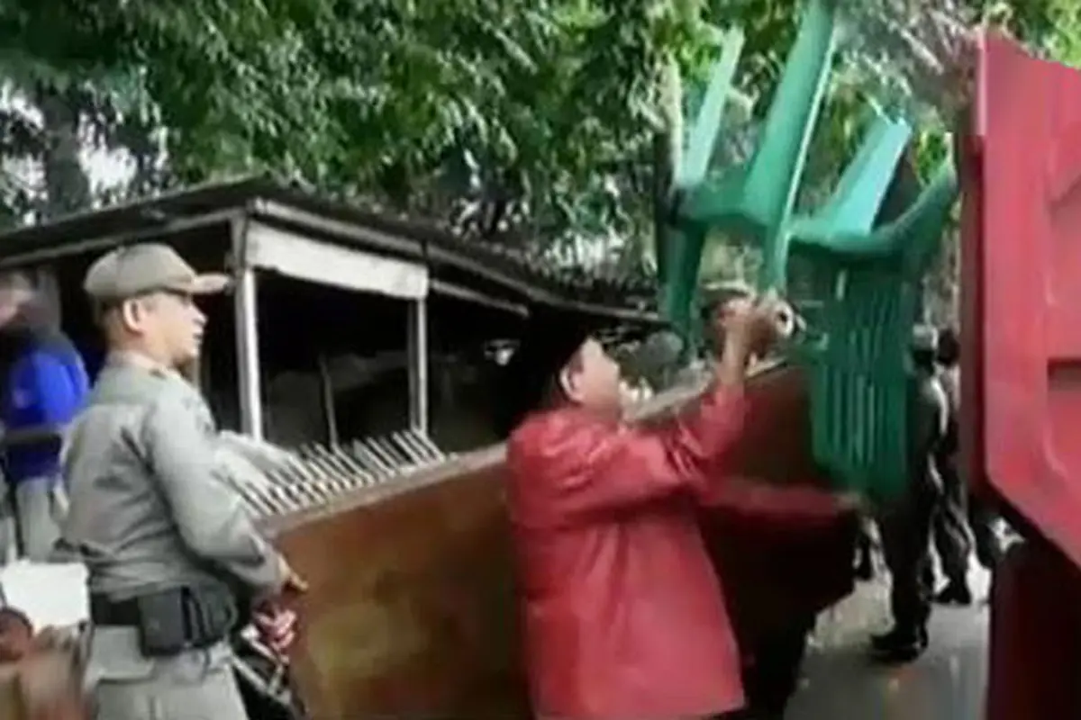 Pemkot Bongkar Bangunan Pedagang Tanaman Hias