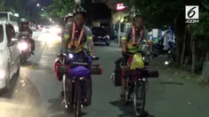 Sepasang suami istri mudik ke kampung halaman di Tegal menggunakan sepeda. Mereka berangkat dari rumahnya di Kemang, Jakarta Selatan.