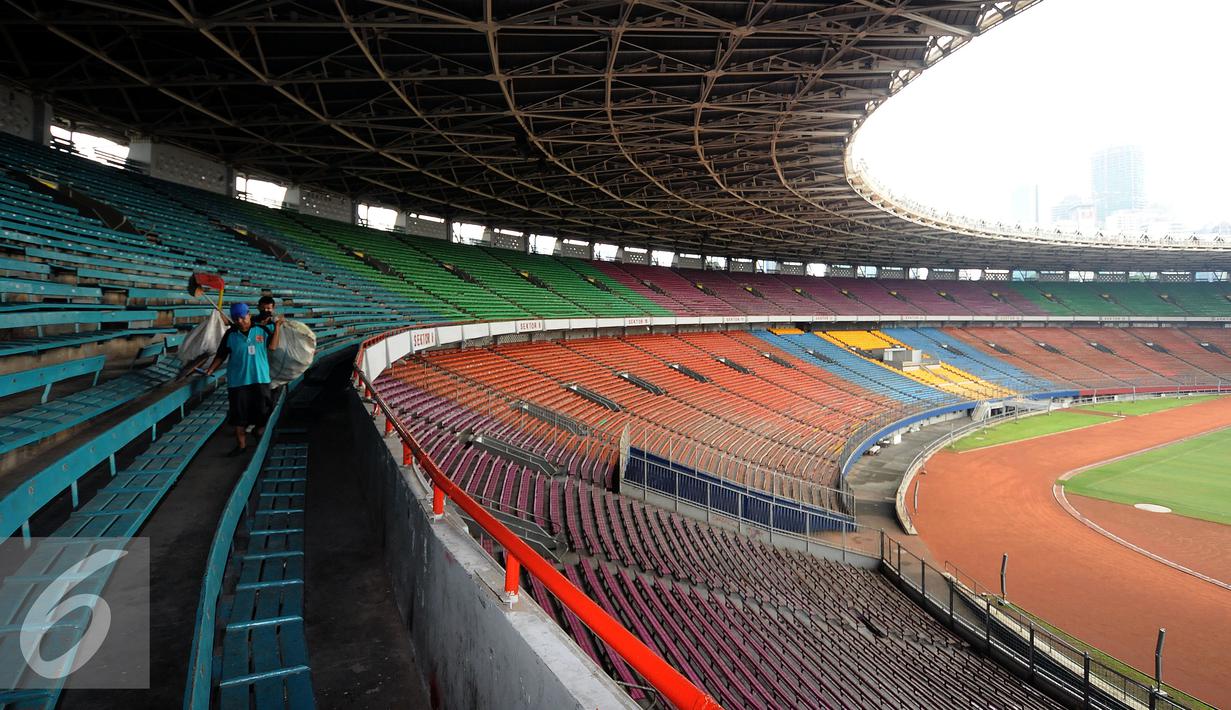 Pekerja membawa karung usai membersihkan tribun atas Stadion Gelora Bung Karno, Jakarta, Rabu (18/5/2016). Rencananya, Stadion GBK akan mulai direnovasi pada Juni mendatang terkaitpersiapan pelaksanaan Asian Games 2018. (Liputan6.com/Helmi Fithriansyah)