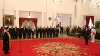 Prosesi saat Sunarto dilantik sebagai Wakil Ketua Mahkamah Agung Bidang non Yudisial oleh Presiden Joko Widodo di Istana Negara, Jakarta (23/5). Pengukuhan diawali dengan pengucapan sumpah jabatan yang dibimbing Presiden. (Liputan6.com/Angga Yuniar)