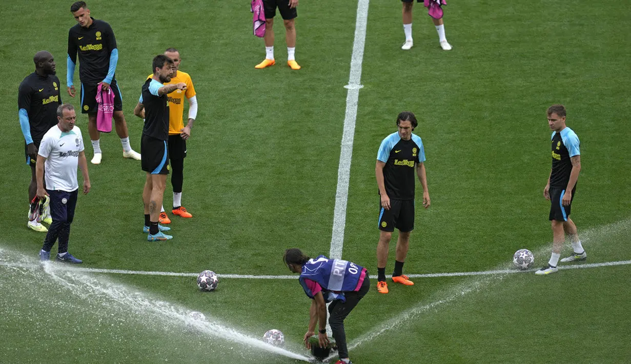 <p>Hal ini mungkin disebabkan karena kebangkitan Manchester City ke panggung Eropa baru terjadi pada tahun 2008, bertepatan dengan masa kelam dalam sejarah Inter Milan di mana mereka jarang terlibat di Eropa, meski bukan di level yang paling tinggi sekalipun. (AP Photo/Thanassis Stavrakis)</p>