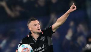 Penyerang Cremonese, Jamie Vardy, merayakan golnya dalam pertandingan Serie A Italia antara Cremonese dan Juventus di Stadion Giovanni Zini, Cremona, pada 1 November 2025. (MARCO BERTORELLO / AFP)
