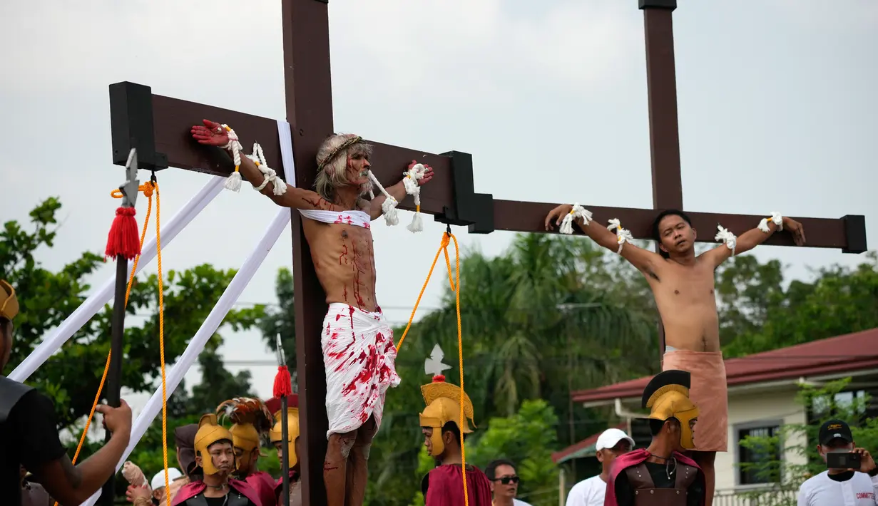 Penyaliban dilakukan secara realistis sebagai ekspresi dari iman seseorang. Membuat itu sebagai tradisi Jumat Agung kontroversial di dunia. (AP Photo/Aaron Favila)