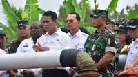 Menteri Pertanian Andi Amran Sulaiman meninjau pemasangan pompanisasi di Desa Amunkay, Distrik Tanah Miring, Kabupaten Merauke.