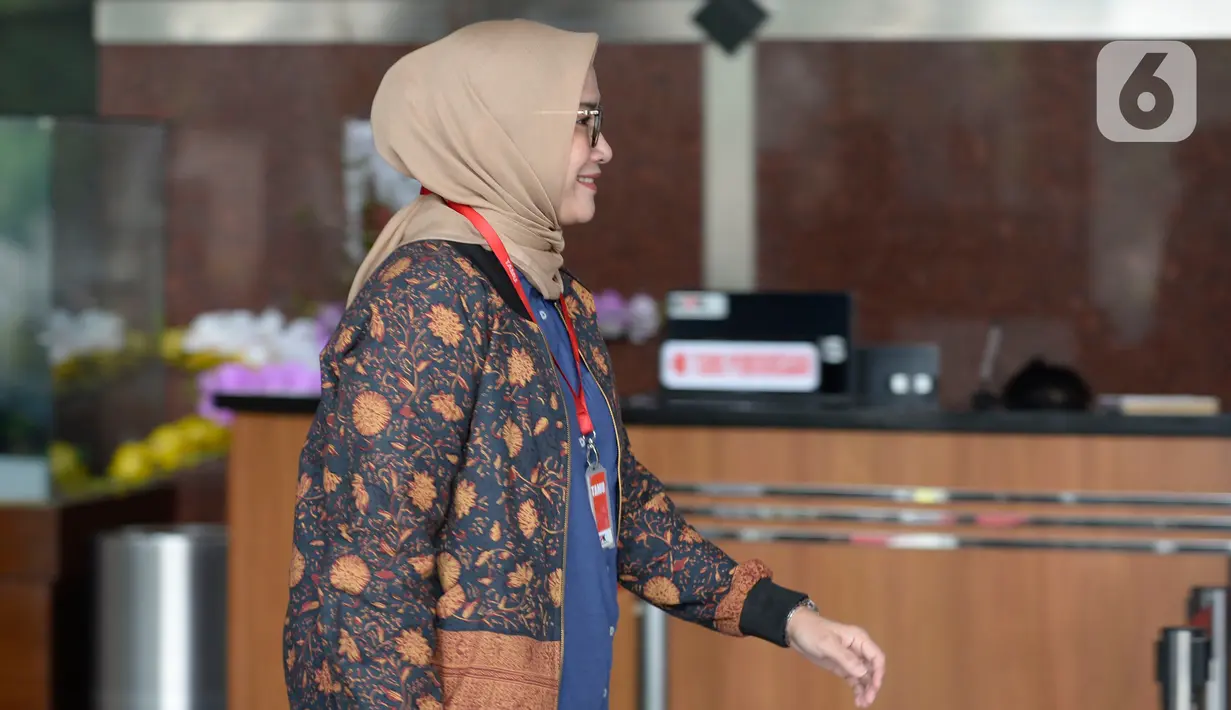 Komisioner KPU Evi Novida Ginting Manik tiba di Gedung KPK, Jakarta, Rabu (26/2/2020). Evi diperiksa sebagai saksi untuk tersangka staf Sekjen PDIP Hasto Kristiyanto, Saeful Bahri, terkait kasus dugaan penerimaan hadiah atau janji penetapan anggota DPR Terpilih 2019-2024. (merdeka.com/Dwi Narwoko)
