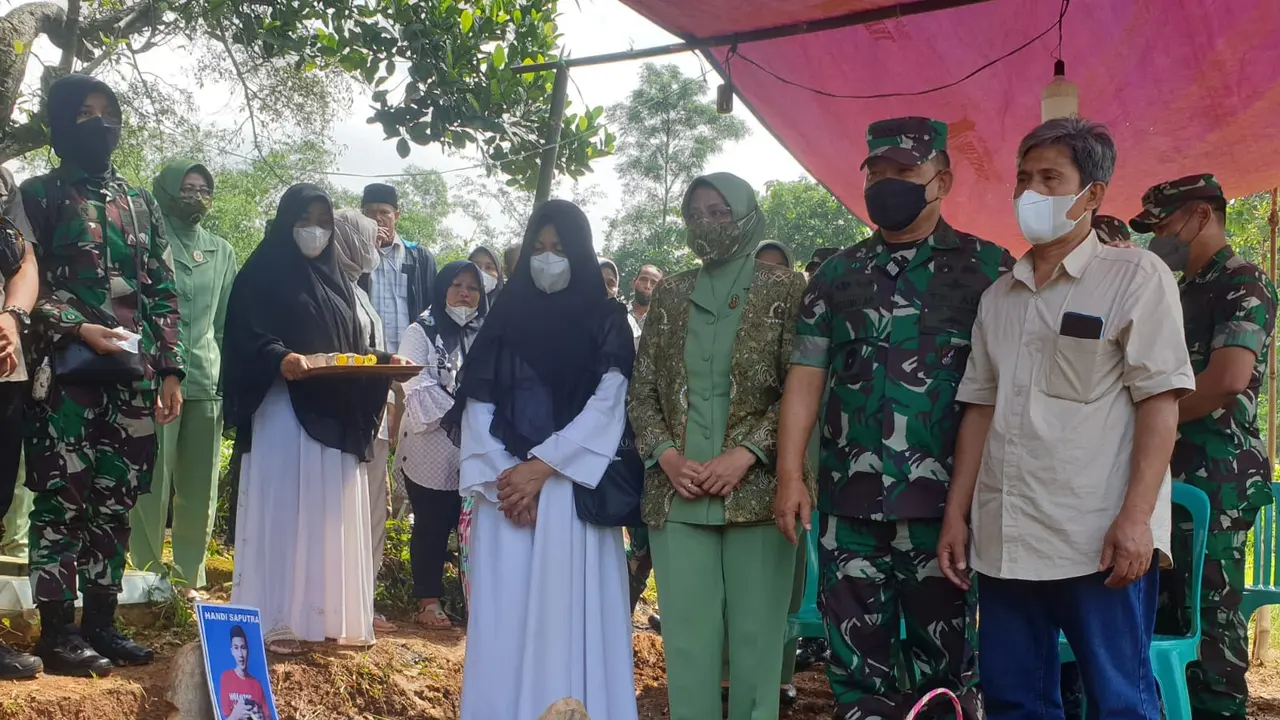 KASAD Jenderal Dudung Abdurahman bersama istri tengah melakukan tabur bunga di makam Handi Saputra, warga Cijolang Garut, korban tabrak lari 3 oknum TNI - AD beberapa waktu lalu.