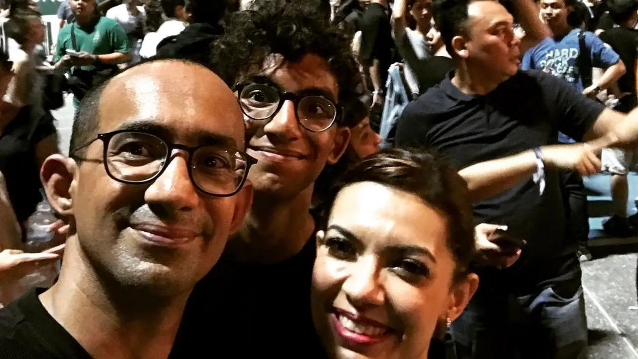 Najwa Shihab, bersama Ibrahim Sjarief Assegaf dan sang putra, kompak berada di Rajamangala Stadium, Thailand, untuk menikmati konser Coldplay. (Foto: Instagram/@isassegaf)