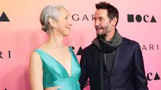 Aktor Keanu Reeves dan kekasihnya Alexandra Grant (Kiri) menghadiri MOCA Gala 2024 di The Geffen Contemporary at MOCA pada 13 April 2024 di Los Angeles, California. (Momodu Mansaray/Getty Images/AFP)