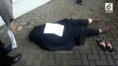 Seorang wanita bercadar ditemukan tewas di depan sebuah masjid, Kediri, Jawa Timur.