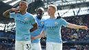 Striker Manchester City, Gabriel Jesus, merayakan gol ke gawang Liverpool pada laga Premier League di Stadion Ettihad, Manchester, Sabtu (9/9/2017). City menang 5-0 atas Liverpool. (AFP/Paul Ellis)