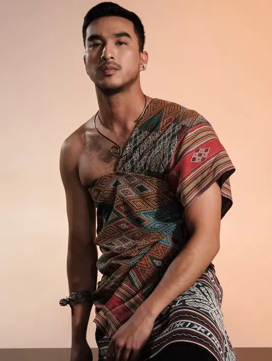 Penampilan aktor Ibrahim Risyad juga tak kalah kece. Pemeran di Wedding Agreement The Series itu mengenakan kain Tenun Insana dan kain Tenun Sumba. (Foto: Instagram/ibrhmrsyd)