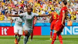 Selebrasi pemain tengah Aljazair, Sofiane Feghouli (kiri), usai mencetak gol ke gawang Belgia lewat titik putih di laga penyisihan Piala Dunia Grup H di Stadion Mineirao, Belo Horizonte, Brasil, (17/6/2014). (REUTERS/Sergio Perez) 