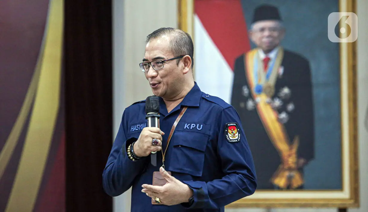 Ketua Komisi Pemilihan Umum (KPU) Hasyim Asy'ari menerima berkas pendaftaran yang diajukan Ketua Umum Partai Demokrat Agus Harimurti Yudhoyono (AHY) saat pendaftaran Partai Politik Calon Peserta Pemilu Tahun 2024 hari kelima di Kantor KPU, Jakarta, Jumat (5/8/2022). Demokrat menjadi partai politik ke-12 yang mendaftarkan diri untuk calon peserta Pemilu tahun 2024. (Liputan6.com/Faizal Fanani)