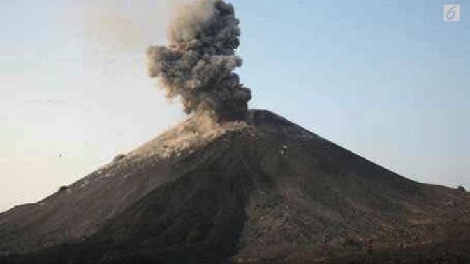 Dalam sehari setidaknya Gunung Anak Krakatau bisa meletus sebanyak 56 kali. (foto: Liputan6.com / BNPB / edhie prayitno ige)
