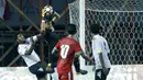 Kiper timnas Indonesia, Andritany, menangkap bola saat pertandingan melawan Fiji pada laga persahabatan di Stadion Patriot, Bekasi, Sabtu, (2/9/2017). Skor berakhir imbang 0-0. (Bola.com/M Iqbal Ichsan)
