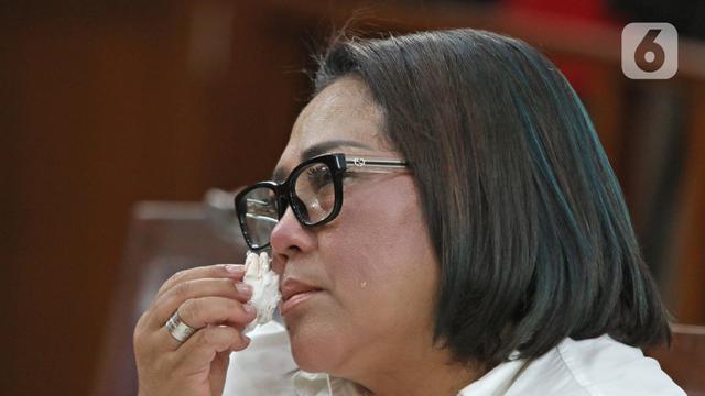 Tangis Nunung Saat Divonis 1 Tahun 6 Bulan Penjara