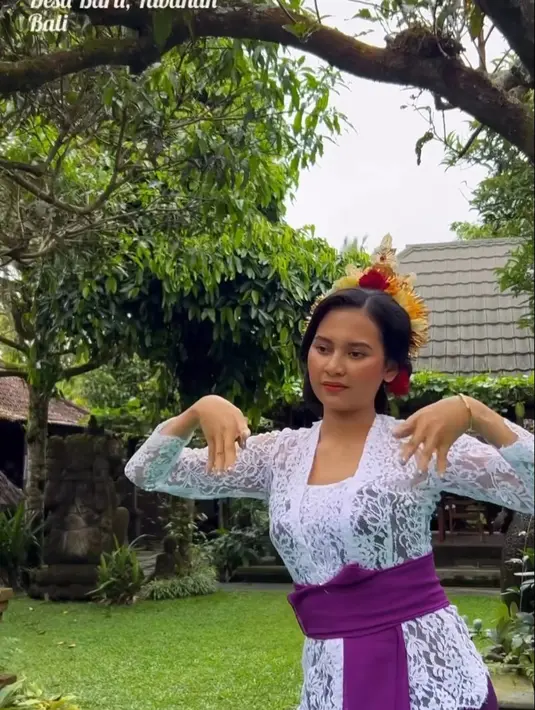 Netizen pun langsung membanjiri penampilan ibu satu anak ini yang menyebutnya punya wajah cantik asli Indonesia. [Foto: IG/indahpermatas].