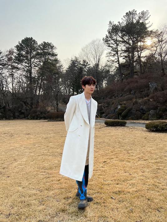 <p>Tak heran jika Hwang Minyun kerap menjalani kerjasama pemotretan hingga menjadi model runway. Hwang Minhyun bermodal berdiri tanpa banyak berpose saja sudah banyak membuat penggemar jatuh hati. (FOTO: instagram.com/optimushwang/)</p>