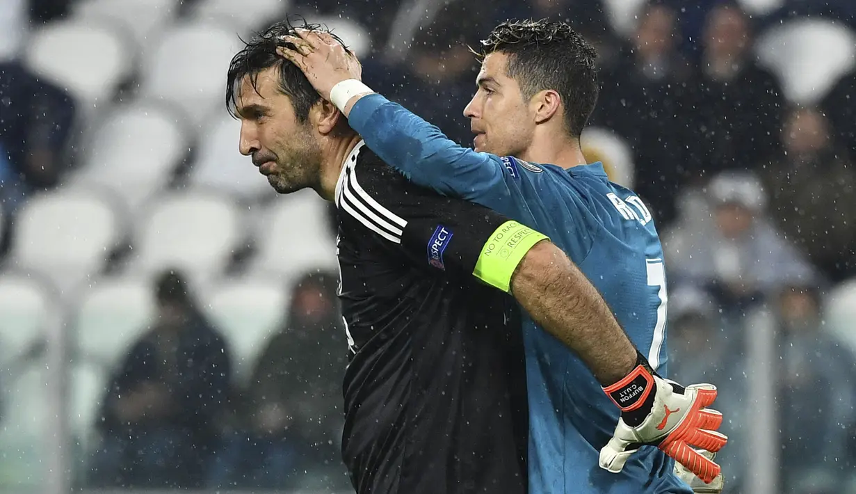 Ronaldo akan menjadi pemain paling banyak bermain di Piala Eropa, termasuk kualifikasi. CR7 akan menyalip torehan penampilan Buffon bersama Italia karena ia absen pada kompetisi ini. Ronaldo telah membukukan 56 penampilan, terpaut dua angka di belakang Buffon. (Foto: AFP/Alberto Pizzoli)