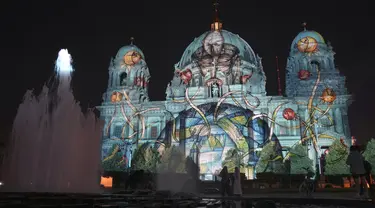 Katedral Berlin diterangi pada malam pembukaan resmi Festival Cahaya di Berlin, Jerman, Kamis (2/9/2021). Landmark dan bangunan paling terkenal di Berlin akan bersinar dan berkilau dengan berbagai warna dan jenis cahaya serta proyeksi dan kembang api selama Festival Cahaya. (AP Photo/Michael Sohn)