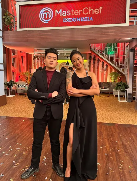 Renata Moeloek tampil aman dengan gaya andalannya mengenakan busana serba hitam [@theo.mci11]