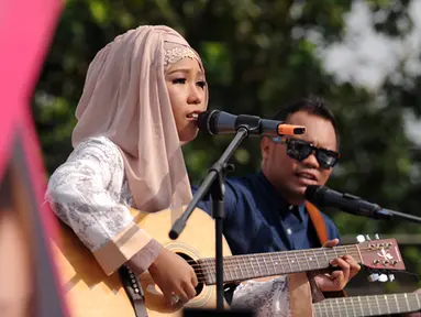 Pemenang pertama ajang Music Video Contest, Wiwi Handayani (kiri) berduet bersama Badai 'Kerispatih' di panggung inBox SCTV di Cibinong Square, Bogor, Jumat (30/1/2015). (Liputan6.com/Helmi Fithriansyah)