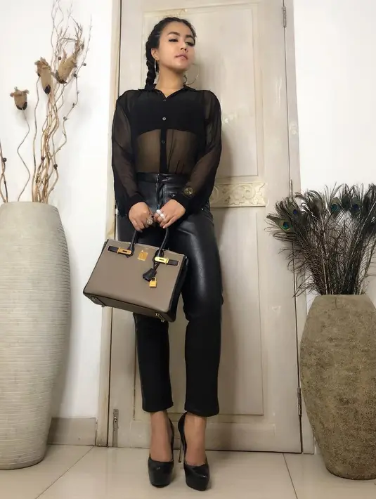 Kalau yang satu ini, Denada memilih outfit hitam. penampilannya nyentrik banget, ia memakai leather pants hitam yang dipadukan dengan atasan transparan yang juga berwarna hitam dan stiletto yang hitam juga.  (Instagram/denadaIndonesia)