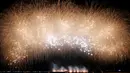 Pertunjukan kembang api dari Alessi Fuochi Artificiali asal Italia pada Kompetisi Pyromusical Internasional di Manila, Filipina, Sabtu (10/3). Sejumlah produsen kembang api dari beberapa negara berpartisipasi di kompetisi tahunan ini. (AP/Bullit Marquez)