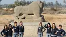 Sejumlah calon kontestan Miss Irak berpose saat sesi pemotretan di Arkeologi kuno Babel, Kota Modern Hila, Baghdad, Irak, Kamis (17/12). Ajang Miss Irak ini akan berlangsung pada tanggal 19 Desember 2015. (AFP/AHMAD AL-RUBAYE)