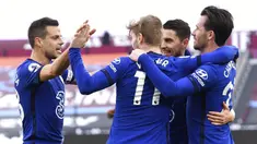 Pemain Chelsea Timo Werner (tengah) melakukan selebrasi usai mencetak gol ke gawang West Ham United pada pertandingan Liga Inggris di London Stadium, London, Inggris, Sabtu (24/4/2021). Chelsea menang 1-0. (Andy Rain/Pool via AP)