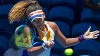 Petenis Jepang, Naomi Osaka mengembalikan bola tembakan Anastasia Pavlyuchenkova dari Rusia saat bertanding pada hari ke enam turnamen tenis Hopman Cup di Perth (4/1). Naomi tumbang 6-3 6-3 atas Anastasia Pavlyuchenkova. (AFP Photo/Tony Ashby)