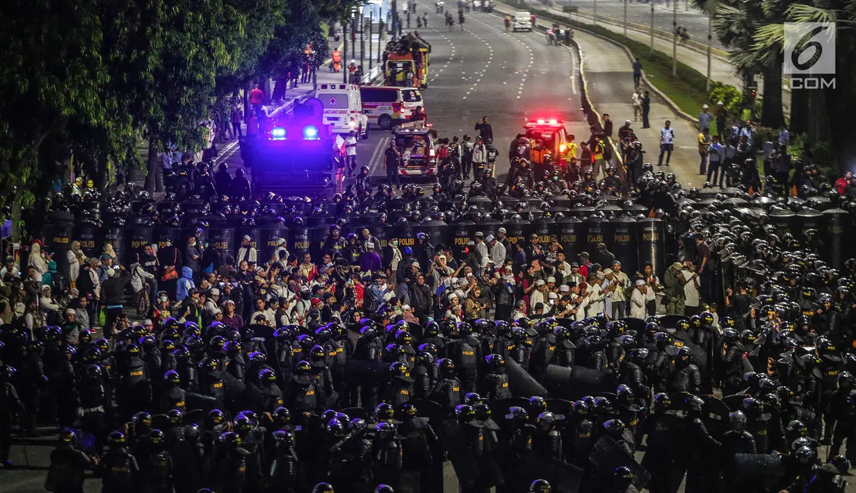 Aparat kepolisian bersiaga mengamankan unjuk rasa dari Gerakan Nasional Kedaulatan Rakyat di depan Gedung Bawaslu, Jakarta, Selasa (21/5/2019). Dalam aksinya mereka meminta Bawaslu memeriksa hasil perolehan suara Pemilu 2019 yang dinilai banyak kecurangan. (Liputan6.com/Faizal Fanani)